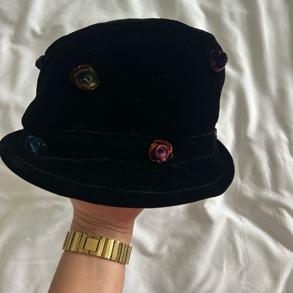 NWT Bloomingdale’s Velvet Hat with Multi-Colored Flowers - Picture 1 of 3